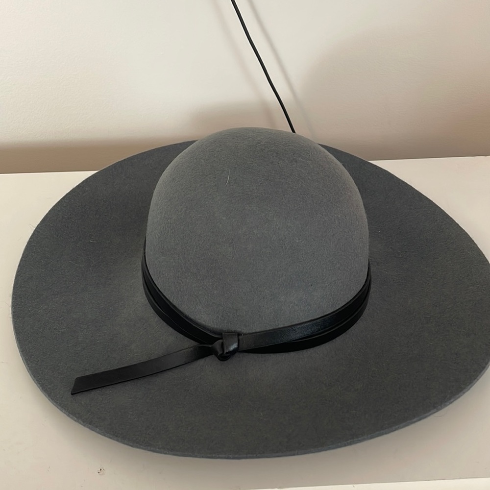 EUC Nordstrom gray hat black “leather” detail one size adjustable